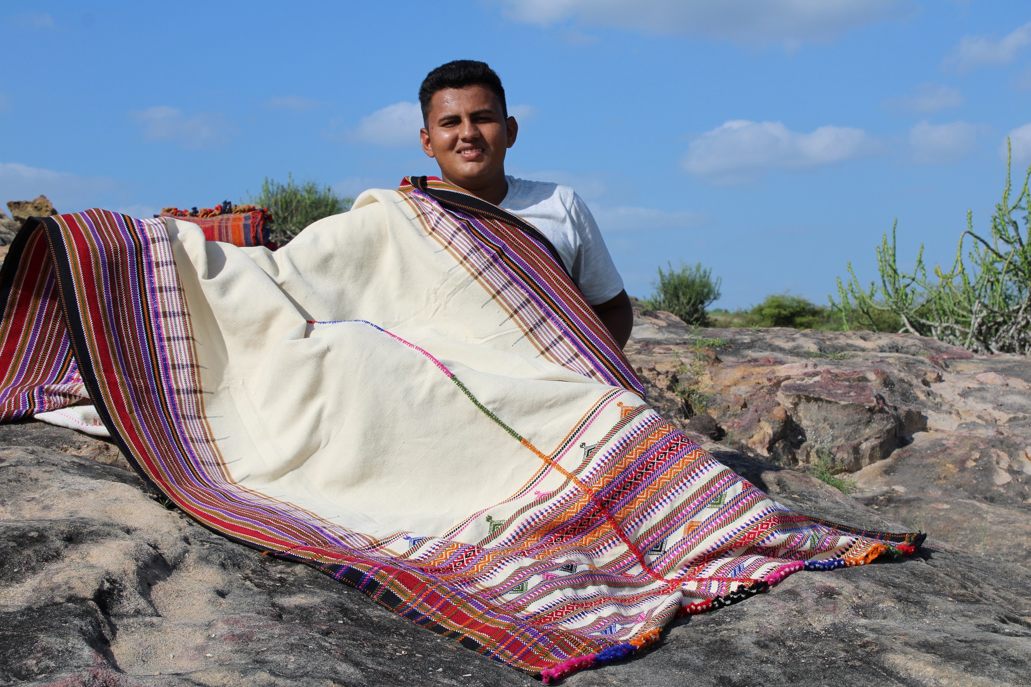 Rajan Vankar – India Showing his Dhabda Blanket (1)