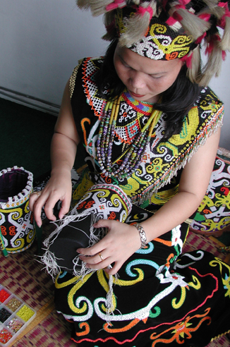 288 Lahai Anyi demonstrating beadwork